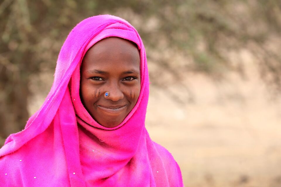 Jovem de lenço rosa em Guiné-Conakry