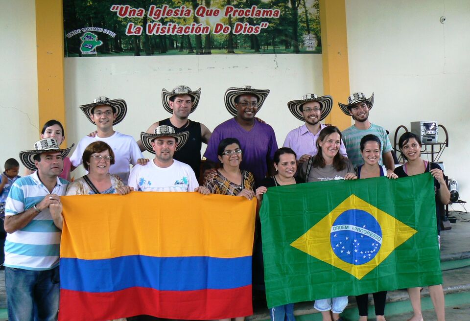 Equipe brasileira e colombiana com as bandeiras dos dois países