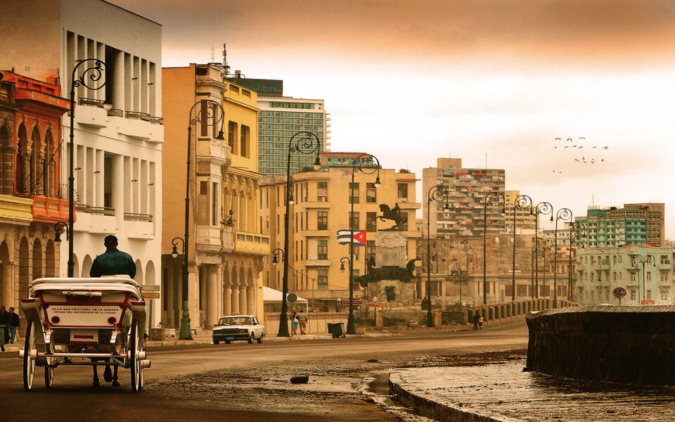 Rua do Malecón em Havana ao entardecer