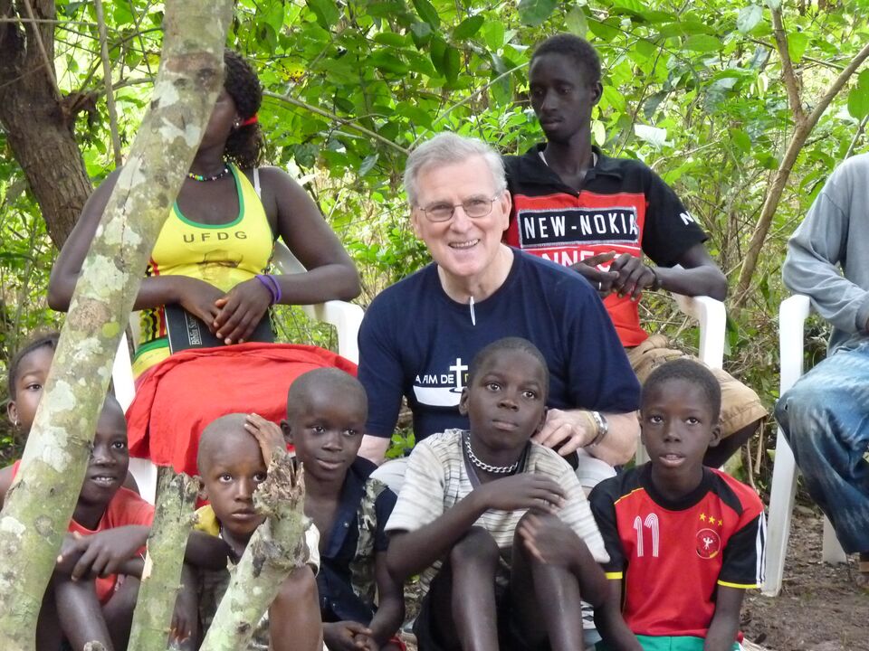 Siegfried Zilz sentado entre crianças em Guiné-Bissau