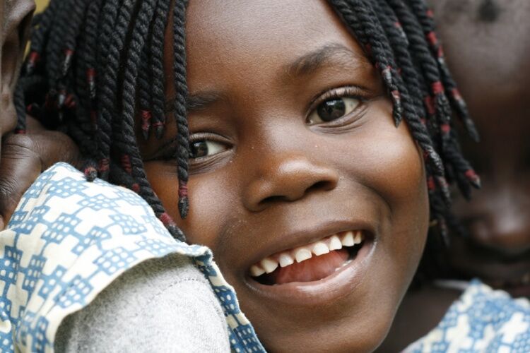 Menina sorrindo em Iemberém, Guiné-Bissau